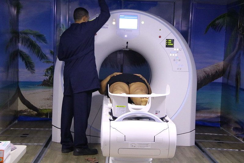 Tomógrafo Canon em operação dentro da carreta de saúde