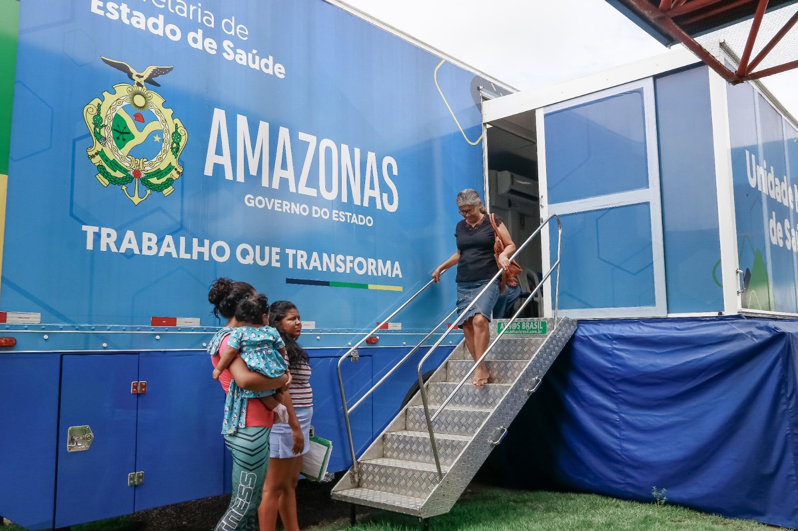 Pacientes sendo atendidos em uma Unidade Móvel de Saúde do Amazonas